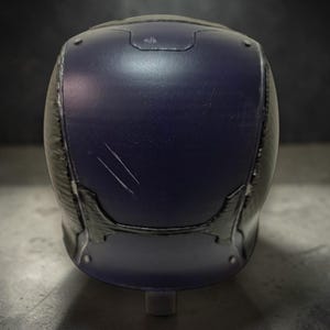 K&ouml;nnte beinhalten: Ein Set aus drei Keramikbechern mit gesprenkelter, matter Oberfl&auml;che. Jeder Becher hat eine andere Farbe: hellblau, cremefarben und grau. Die Becher haben ein schlichtes, modernes Design und einen bequemen Griff.
