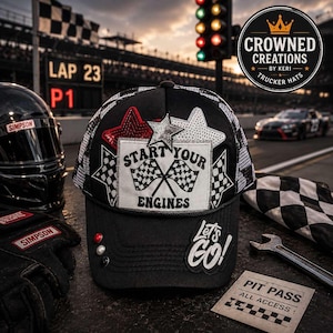Gorra de camionero personalizada Racing Racetrack Indy - Gorra de camionero para mujer con parches termoadhesivos, cadena y detalles brillantes.