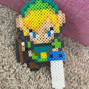 Link perler (hama, melty) bead 8 bit video game swordsman magnet present