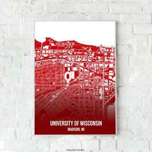 Puede incluir: Impresión roja y blanca del mapa del campus de la Universidad de Wisconsin-Madison. El texto "University of Wisconsin Madison, WI" está en la parte inferior de la impresión.