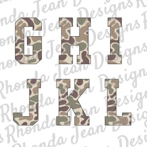 Pu&ograve; includere: Lettere G, H, I, J, K e L con motivo mimetico in un font in stile universitario. Le lettere sono in tonalit&agrave; di marrone, verde e beige.