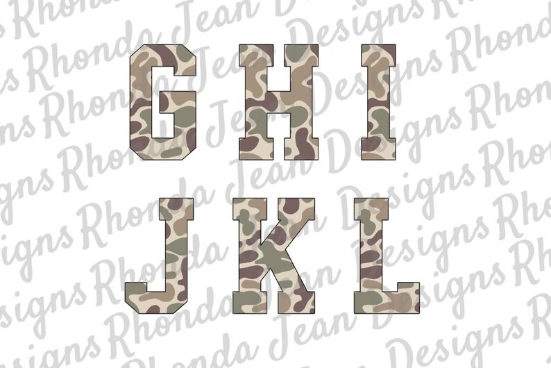 Pu&ograve; includere: Lettere G, H, I, J, K e L con motivo mimetico in un font in stile universitario. Le lettere sono in tonalit&agrave; di marrone, verde e beige.