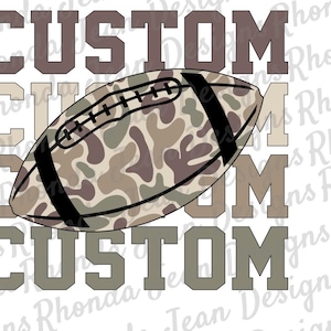 Può includere: Un pallone da football con un motivo mimetico marrone, beige e nero, su sfondo bianco. La parola "CUSTOM" è impilata quattro volte in diverse tonalità di marrone.