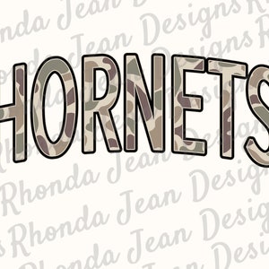 Puede incluir: La palabra "HORNETS" en letras negras con contorno y un patrón de camuflaje dentro de las letras. El fondo es blanco con un patrón tenue.
