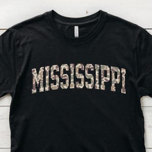 MISSISSIPPI PNG, camuflaje de la vieja escuela, letras de estilo universitario, diseño de camiseta del estado, descarga digital, mascota, espíritu de equipo