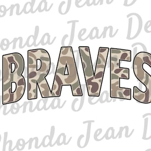 Puede incluir: La palabra "BRAVES" en fuente de camuflaje blanco y marrón.