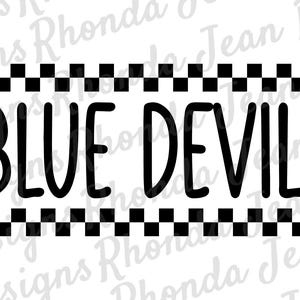 Op de afbeelding: Een grafisch ontwerp met de tekst BLUE DEVILS in een vet, zwart, schreefloos lettertype. De tekst is geplaatst tussen twee horizontale rijen van een zwart-wit geblokt patroon. Het ontwerp staat op een effen witte achtergrond.