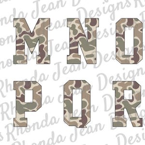 Pu&ograve; includere: Un set di sei lettere, M, N, O, P, Q ed R, in un motivo mimetico. Le lettere sono in un carattere grassetto e a blocchi.