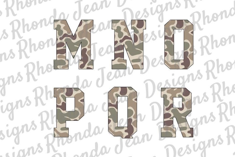 Pu&ograve; includere: Un set di sei lettere, M, N, O, P, Q ed R, in un motivo mimetico. Le lettere sono in un carattere grassetto e a blocchi.