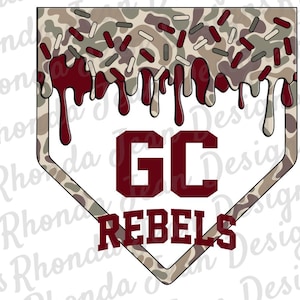 Può includere: Un design di base di baseball con un motivo mimetico e accenti marrone scuro gocciolanti. Il testo "GC REBELS" è visualizzato in lettere maiuscole marrone scuro, adatto per articoli a tema sportivo.