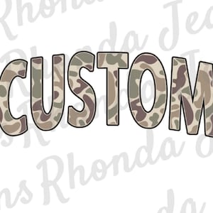 Könnte beinhalten: Das Wort "CUSTOM" in Großbuchstaben ist in einem Tarnmuster mit braunen, beigen und grünen Farben geschrieben. Die Buchstaben haben einen schwarzen Umriss.