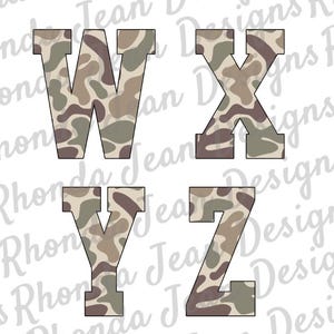 Pu&ograve; includere: Quattro lettere, W, X, Y e Z, in un motivo mimetico. Le lettere sono in un font in stile universitario con un contorno bianco.