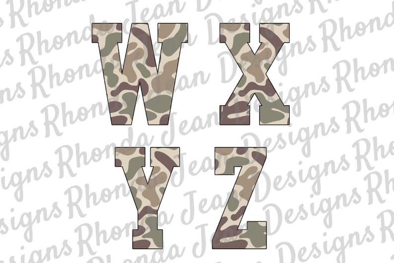 Pu&ograve; includere: Quattro lettere, W, X, Y e Z, in un motivo mimetico. Le lettere sono in un font in stile universitario con un contorno bianco.