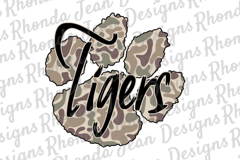 K&ouml;nnte beinhalten: Ein Tarnmuster-Pfotenabdruck mit dem Wort "Tigers" in schwarzer Kursivschrift.