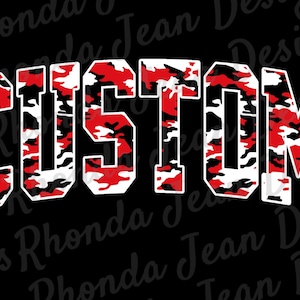 Peut inclure: Le mot "CUSTOM" est affiché en lettres majuscules grasses sur un fond noir. Les lettres sont remplies d'un motif camouflage rouge, noir et blanc et soulignées de blanc. Le design est de Rhonda Jean Designs.