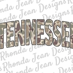 Puede incluir: La palabra "TENNESSEE" en un patrón de camuflaje sobre un fondo blanco.