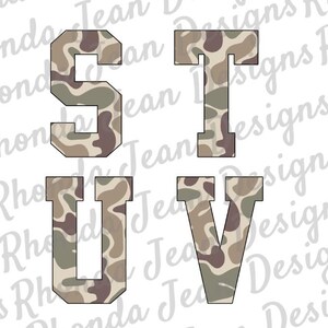 Pu&ograve; includere: Quattro grandi lettere, S, T, U e V, in un motivo mimetico. Le lettere sono in un contorno bianco e sono su uno sfondo bianco.