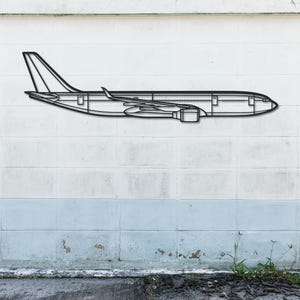 Decorazione da parete in metallo con aereo Airbus A330 da 40", regali per piloti, decorazioni a LED per aerei, cartello da parete con aviazione, arte in metallo con aeromobili, decorazione da parete a tema viaggio.