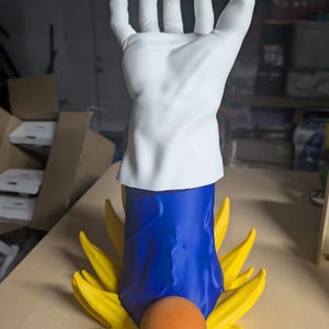 Anime-Style Warrior Controller Holder – 3D Printed Gaming Stand for PS5, Xbox, Switch – Gamer Desk Display