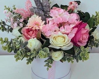 Könnte beinhalten: Ein rosa-weißer Blumenstrauß in einer weißen Hutbox. Der Strauß enthält Rosen, Hortensien und andere Blumen.