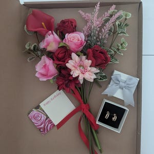 Cesta de regalo en forma de buzón: ramo de flores de seda rojas y rosas y pendientes