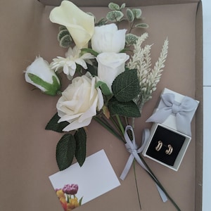 Caixa de correio para presente - buquê de flores de seda creme e brincos