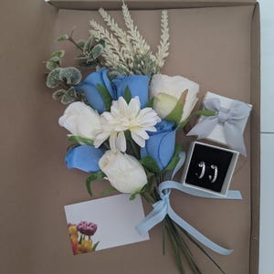 Cesta de regalo en forma de buzón: ramo de flores de seda en tonos azules y crema y pendientes