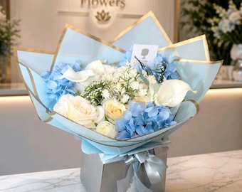 Ramo de flores de seda atado a mano en tonos azul y crema - Cesta de regalo