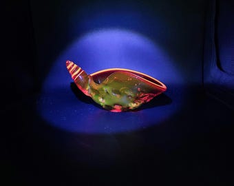 Vintage Murano Amberina kunstglazen schaal uit het midden van de 20e eeuw in de vorm van een schelp of zeeslak, met cadmium-mangaan UV-gloed.