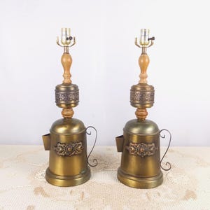 Coppia di lampade a forma di teiera, finitura bronzo vintage, acciaio e legno, lavorazione intricata dei metalli