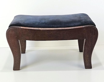Banco otomano antiguo de madera de la época victoriana para arrodillarse.