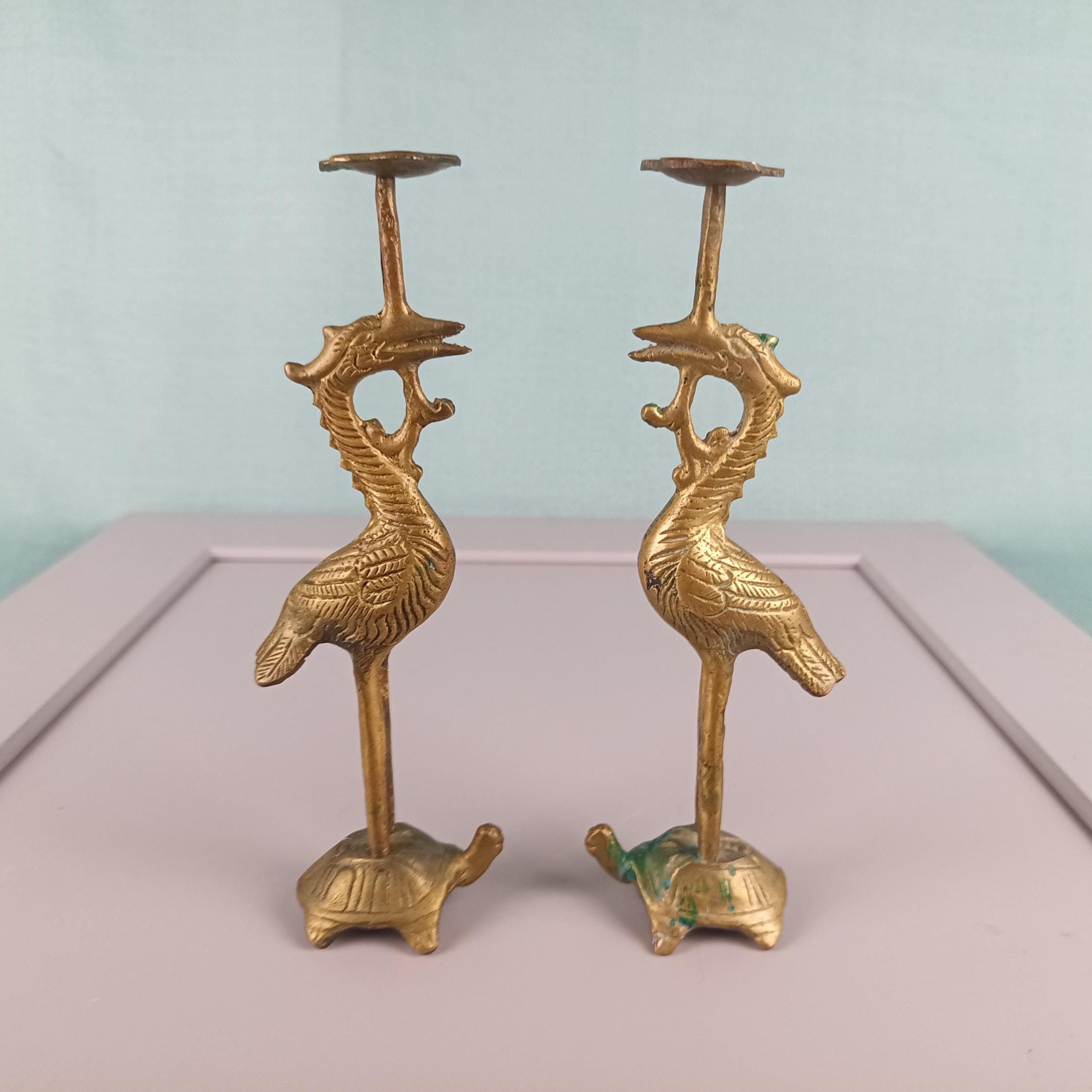 アンティークな日本製キャンドルホルダー。真鍮製の鶴と亀の置物。棚