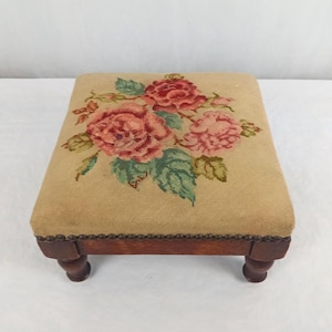 Petit ottoman de repose-pieds de style victorien capitonné avec la décoration de motif floral