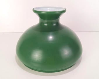 Pantalla para huracán de vidrio satinado vintage verde y blanco de 9,12" (232 mm) de altura.
