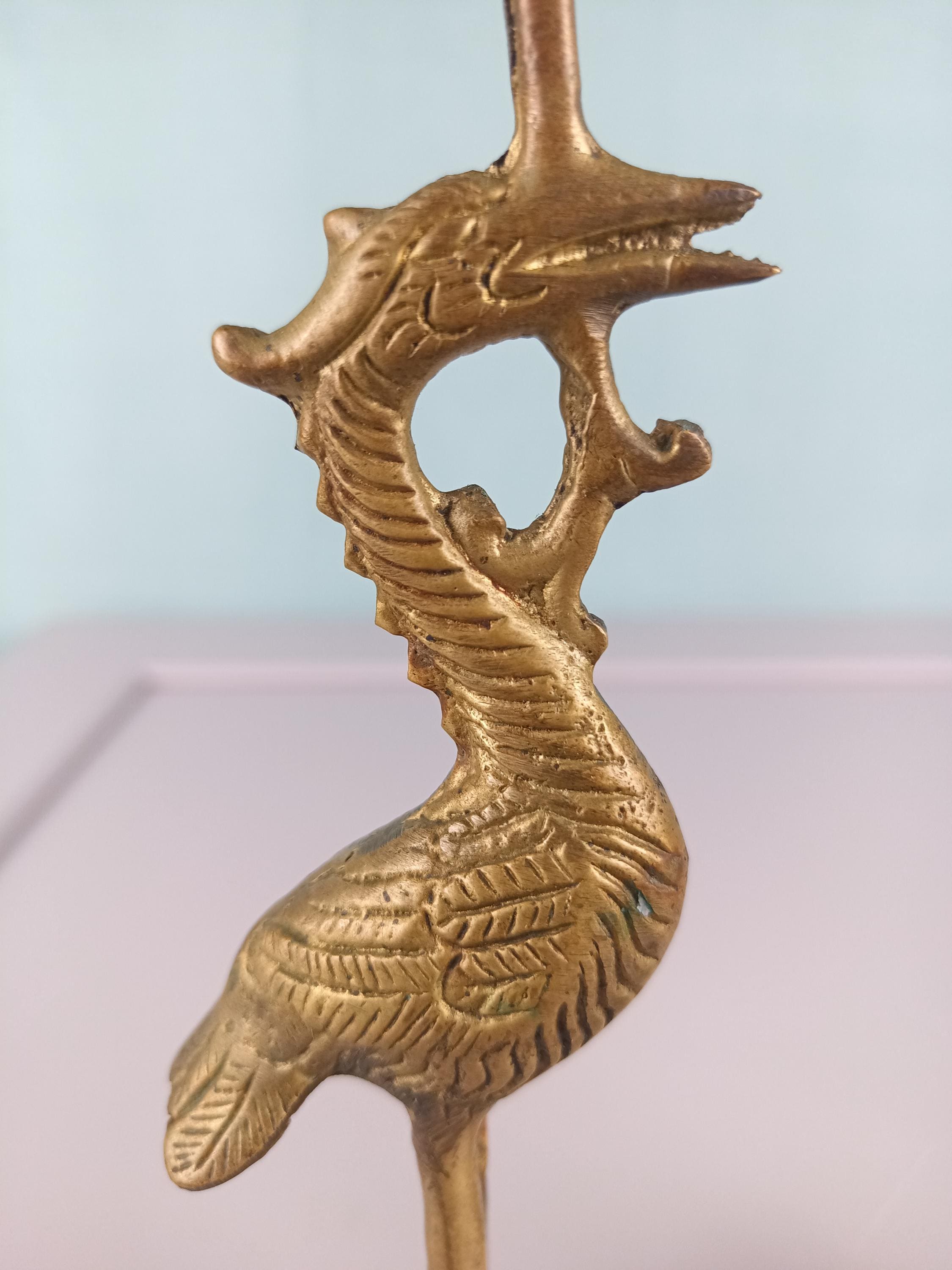 アンティークな日本製キャンドルホルダー。真鍮製の鶴と亀の置物。棚