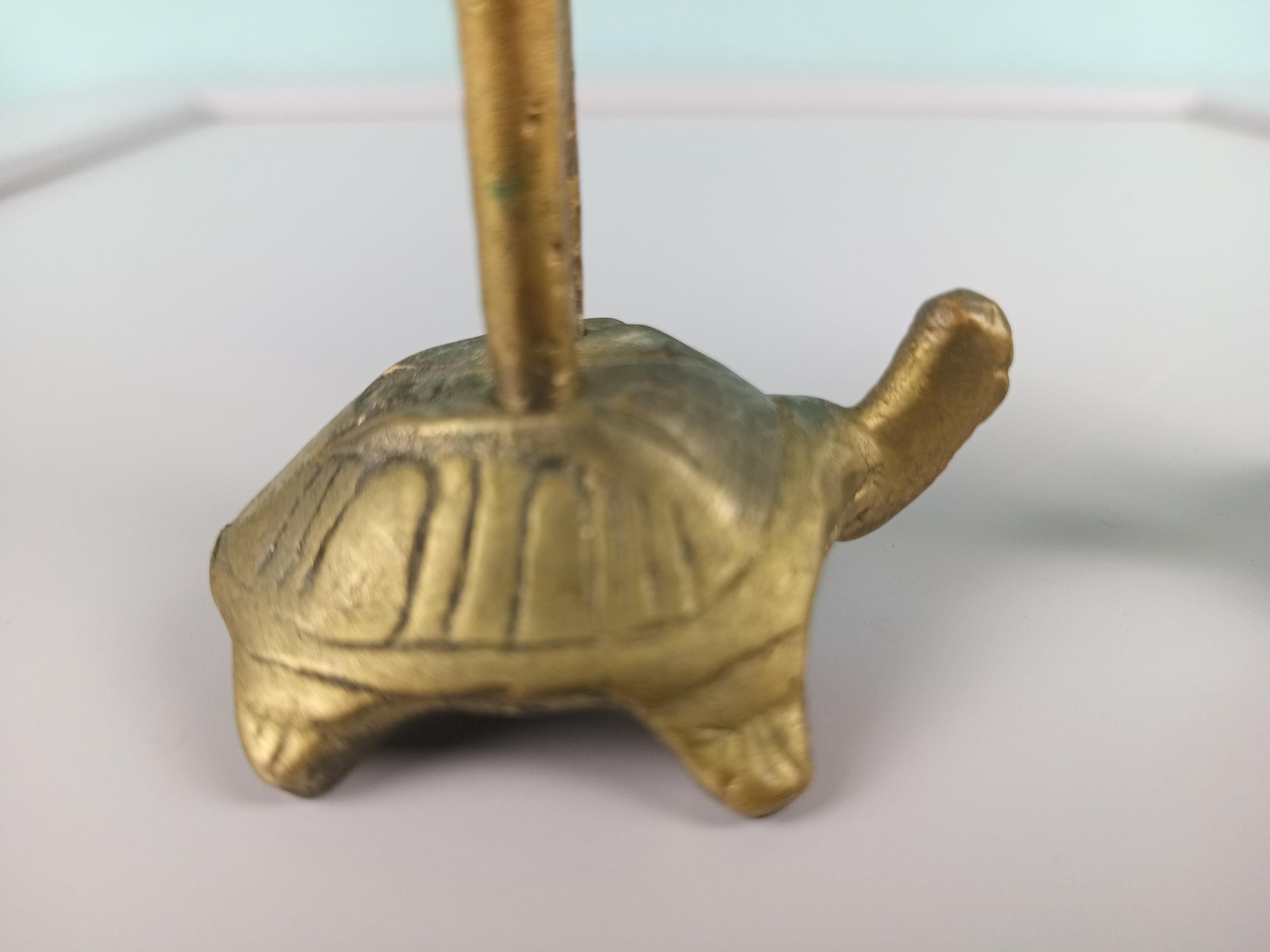 アンティークな日本製キャンドルホルダー。真鍮製の鶴と亀の置物。棚