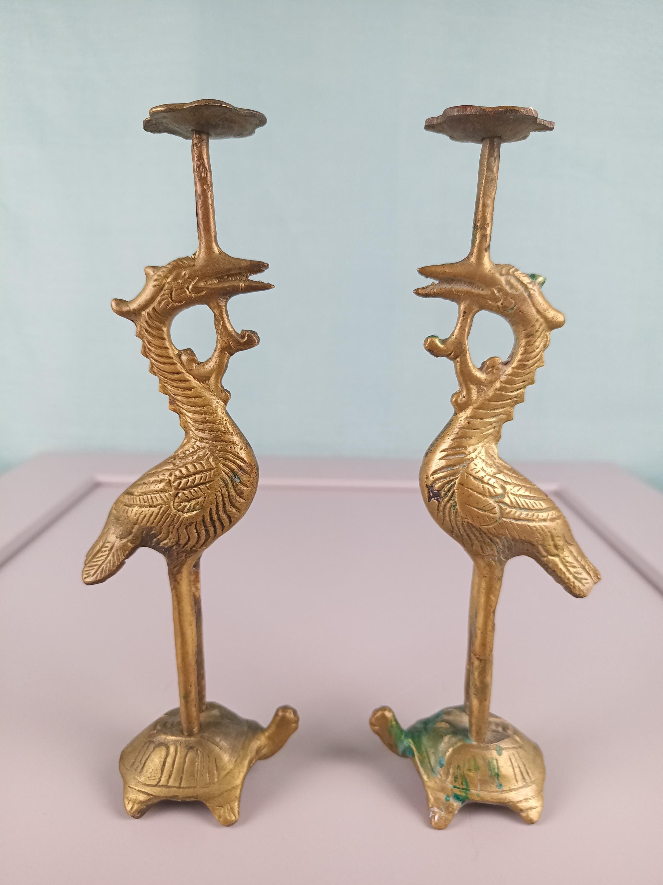 アンティークな日本製キャンドルホルダー。真鍮製の鶴と亀の置物。棚