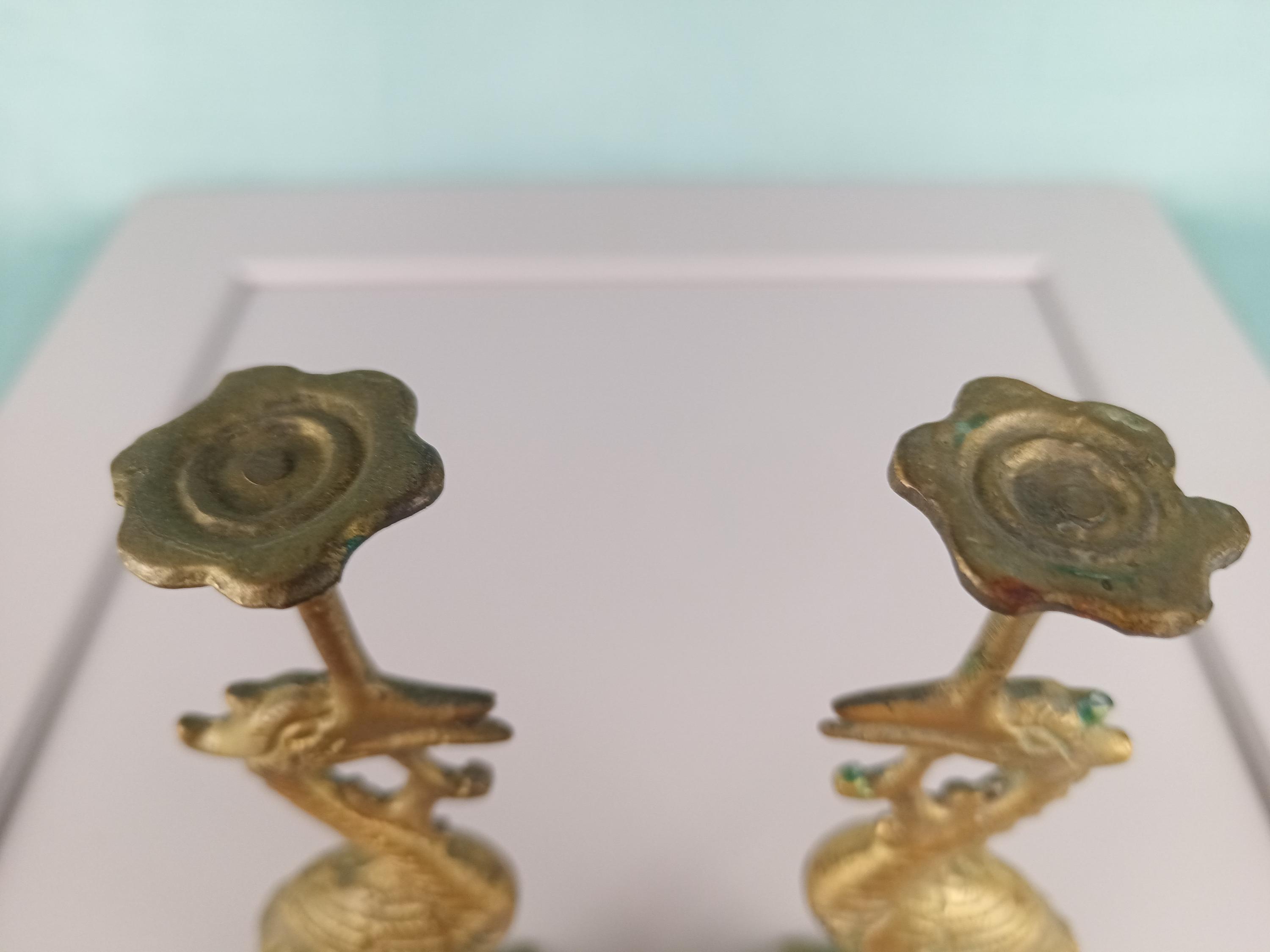 アンティークな日本製キャンドルホルダー。真鍮製の鶴と亀の置物。棚