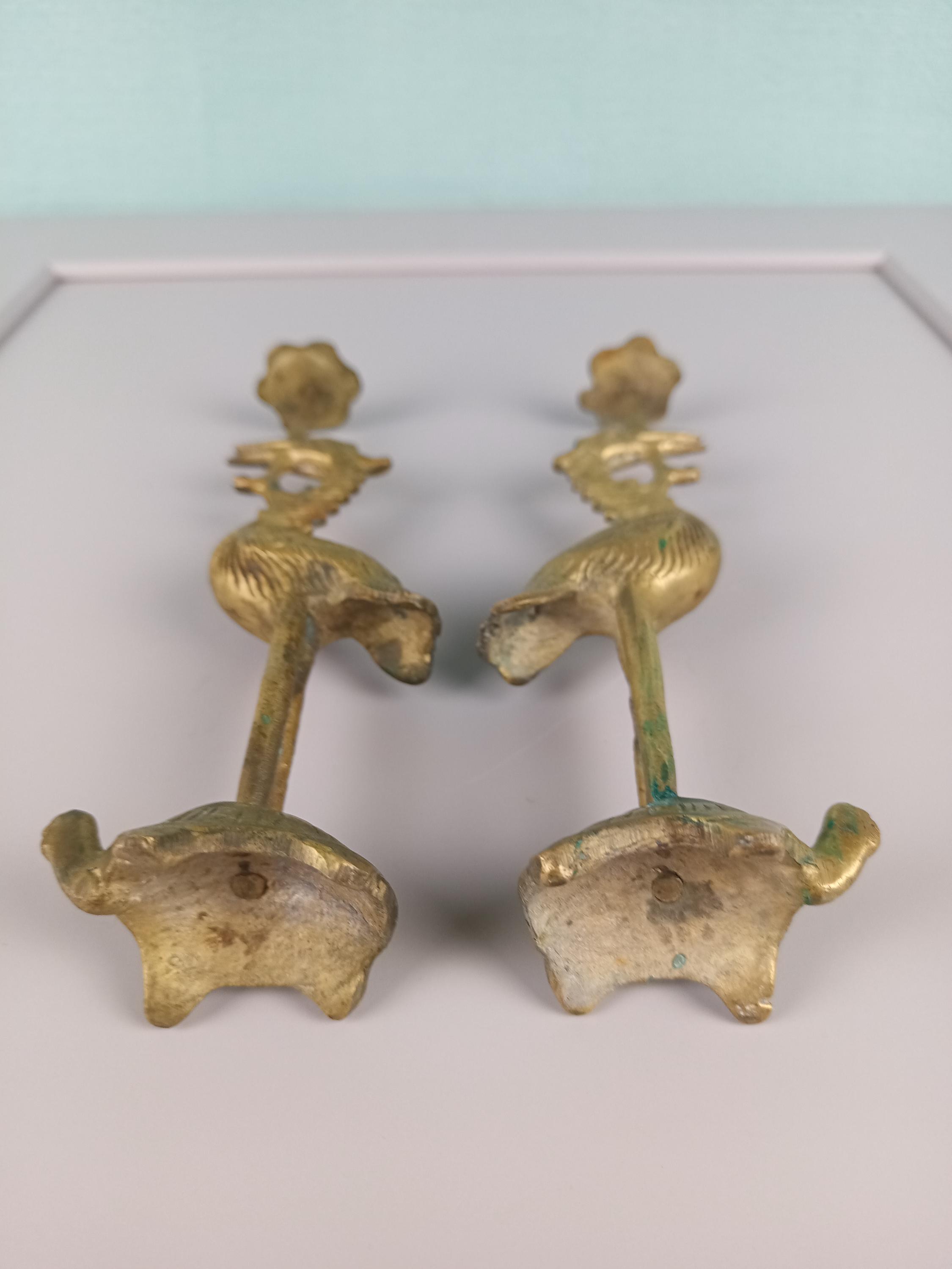 アンティークな日本製キャンドルホルダー。真鍮製の鶴と亀の置物。棚