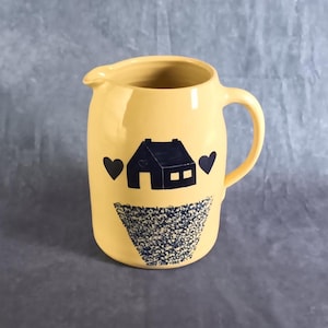 以下が含まれることがあります： 白い文字で「Welcome to our porch」と書かれた素朴な木製看板。 荒れた仕上がりで、屋外の装飾に最適です。