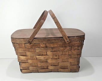 Vintage geweven houten picknickmand, rustieke donkere vlek, jaren 1950