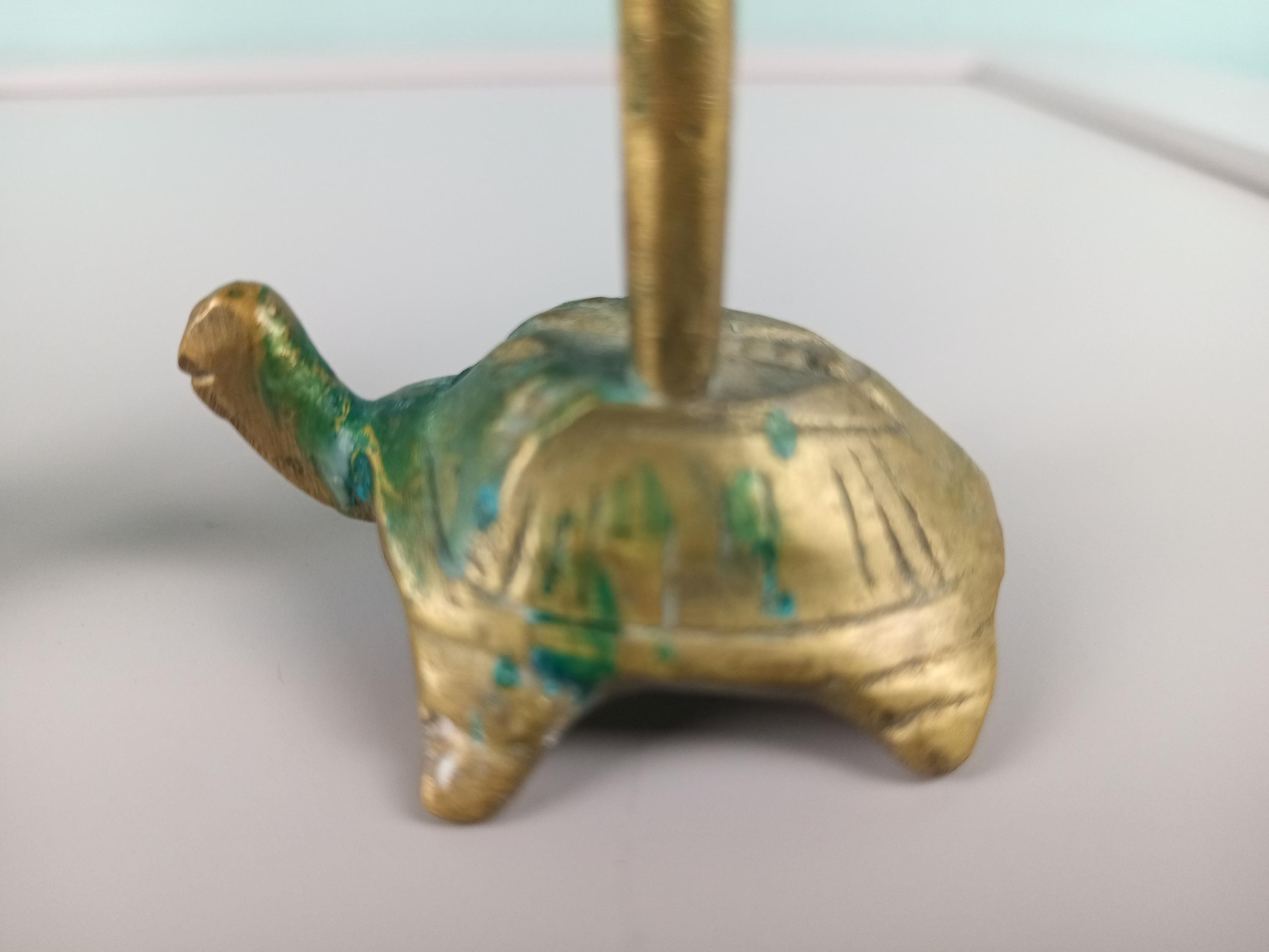 アンティークな日本製キャンドルホルダー。真鍮製の鶴と亀の置物。棚