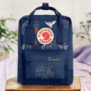 Handbestickter Rucksack, individuell bestickte Schultertasche, Kanken bestickter Rucksack, Zaubererschule, Hexerei, Besenstiel, Zauberhut