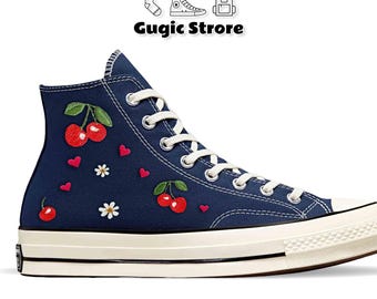 Converse geborduurde kersen, kersen en madeliefjes handborduurwerk Converse, bloemen geborduurde Converse, aangepaste Converse high-tops, bloemen