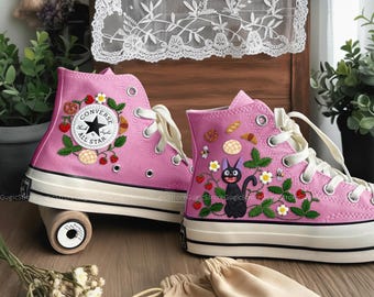 Zapatillas Converse de gato anime, zapatillas Converse personalizadas de gato de dibujos animados y pan, zapatillas negras de gato manga y fresa, zapatos bordados a mano para amantes del anime.