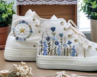 Converse florales azules, Converse personalizadas, Converse altas con flores bordadas con ojales, Zapatillas bordadas "Algo azul" para novia, Delphinium