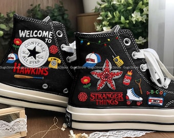 Converse ricamate "Friends Don't Lie", Converse ispirate ai personaggi di Hawkins, Sneakers di tendenza con ricami a mano del film Netflix, Scarpe ST SS4