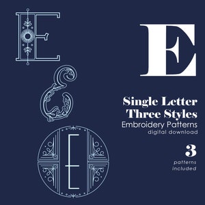 Puede incluir: Tres patrones de bordado para la letra E en diferentes estilos. El primer patrón presenta un marco decorativo con un sol y elementos florales. El segundo patrón es una letra E estilizada con acentos florales. El tercer patrón es una letra E en un marco circular con elementos decorativos.
