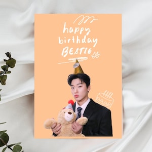 Tarjeta de felicitación de cumpleaños de Ateez Choi San / Descarga digital / PDF / Imprimible / Grupo de chicos de Kpop con gorro de peluche rosa melocotón / Para pequeños postres