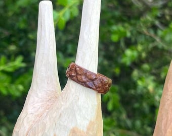 Anillo de madera de roble tallada a mano - Diseño de escamas (Talla 9 EE. UU.)